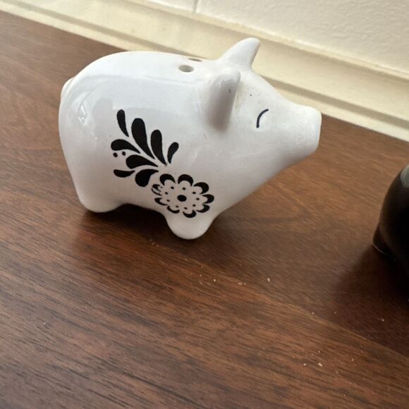 Black White Ceramic Farm Animal Salt Pepper Shakers Pig  Floral Cottagecore - Picture 7 of 9